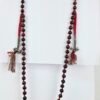 Mala de sándalo rojo, también conocida como rakta chandan mala, que es un conjunto de cuentas de oración utilizadas en prácticas espirituales.