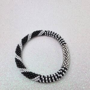 Pulsera de Cuentas Tubulares – Diseño Espiral Blanco y Negro – Pulsera de Ganchillo Hecha a Mano con Cierre Magnético