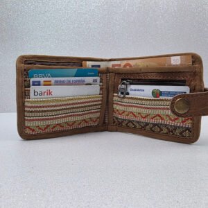 Cartera plegable hecha a mano de algodón Gheri del Himalaya y cuero de búfalo – Monedero tradicional tejido a presión y cartera bohemia sostenible