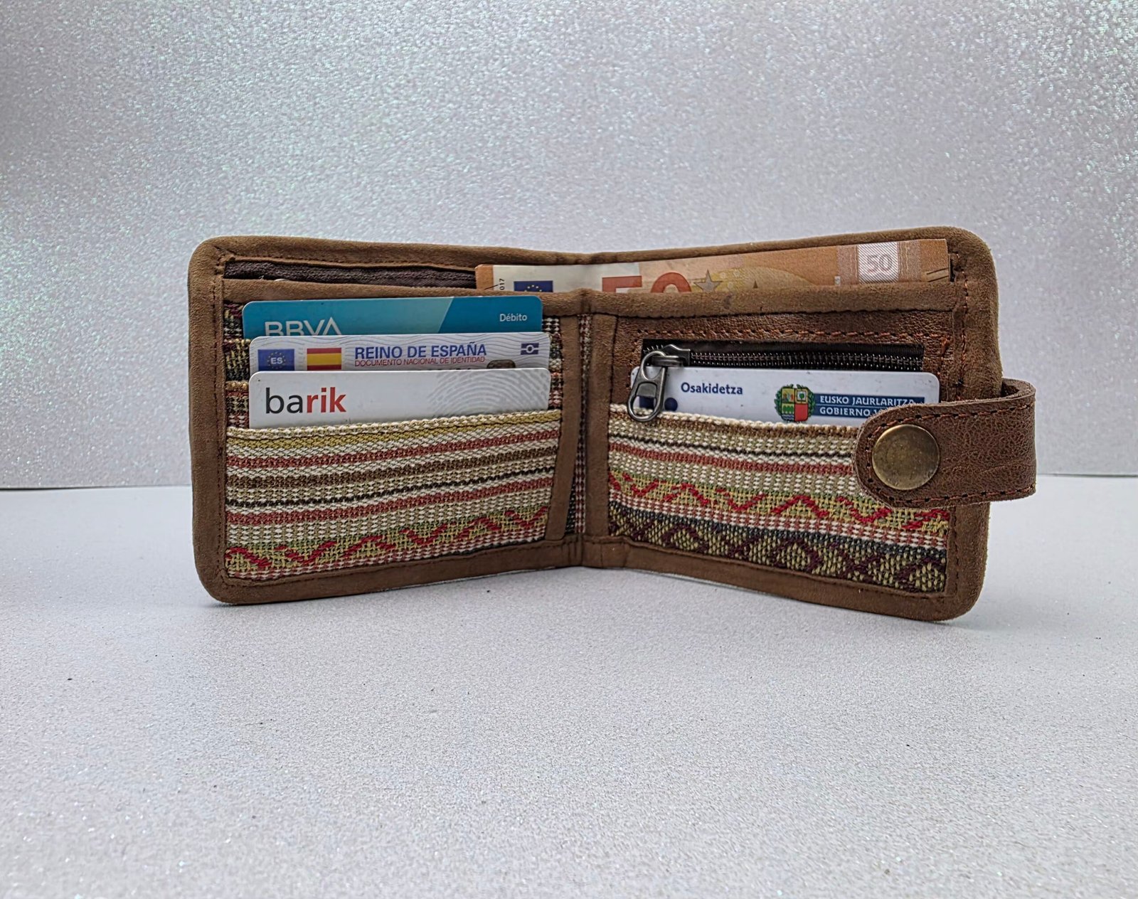 Cartera plegable hecha a mano de algodón Gheri del Himalaya y cuero de búfalo – Monedero tradicional tejido a presión y cartera bohemia sostenible